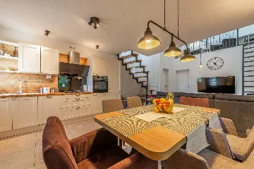 Air-Conditioned 3-Bedroom Holiday House in Starigrad