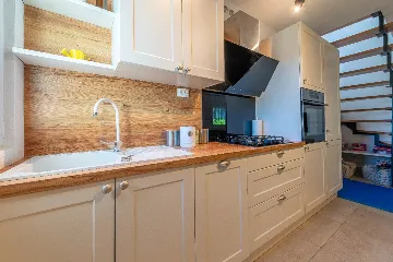 Air-Conditioned 3-Bedroom Holiday House in Starigrad