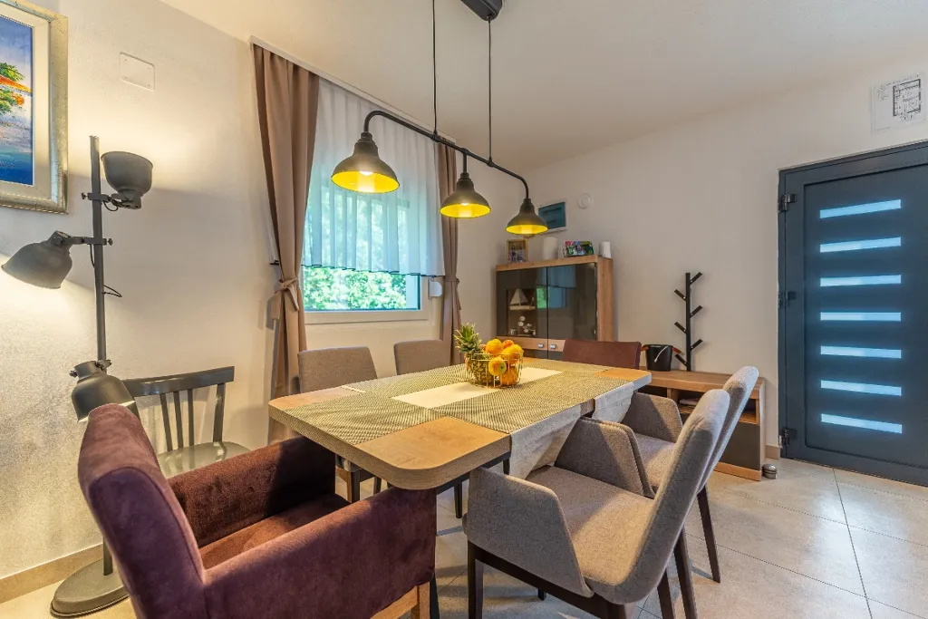 Air-Conditioned 3-Bedroom Holiday House in Starigrad