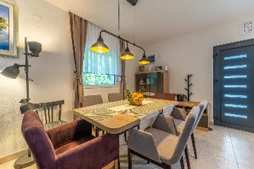 Air-Conditioned 3-Bedroom Holiday House in Starigrad