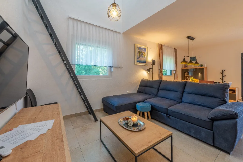 Air-Conditioned 3-Bedroom Holiday House in Starigrad
