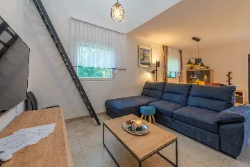 Air-Conditioned 3-Bedroom Holiday House in Starigrad