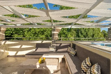 Air-Conditioned 3-Bedroom Holiday House in Starigrad