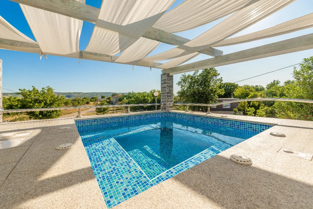 Air-Conditioned 3-Bedroom Holiday House in Starigrad