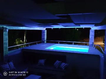 Air-Conditioned 3-Bedroom Holiday House in Starigrad