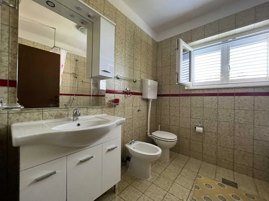Two-room apartment for four people on the island of Rab, Barbat
