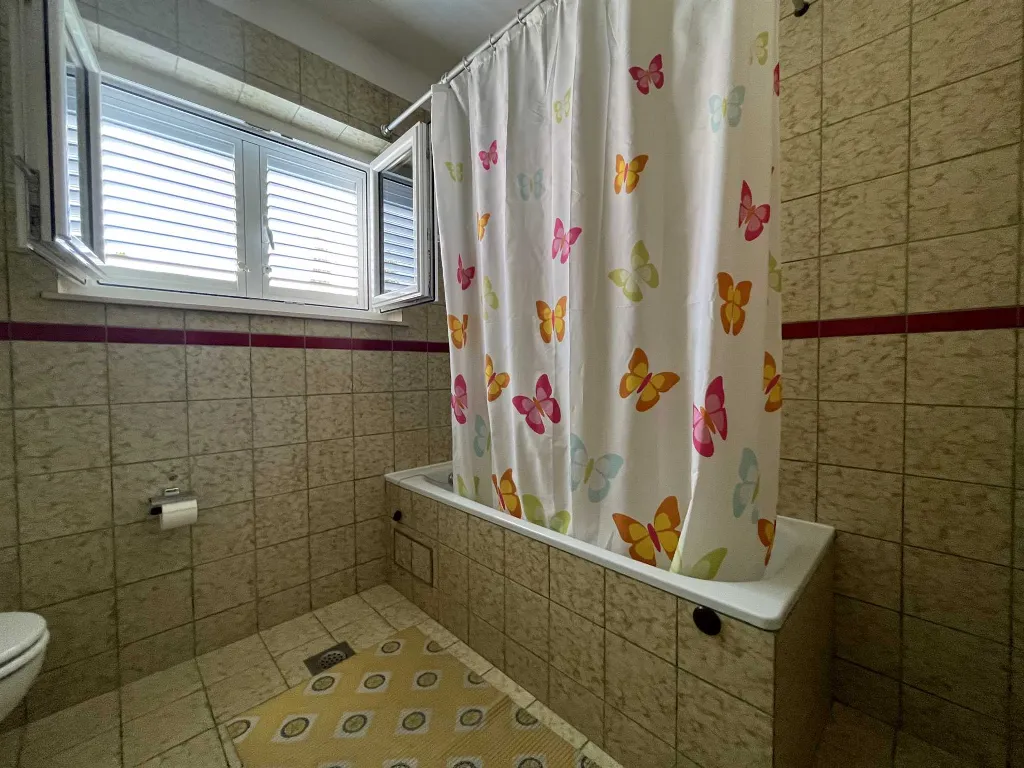 Two-room apartment for four people on the island of Rab, Barbat
