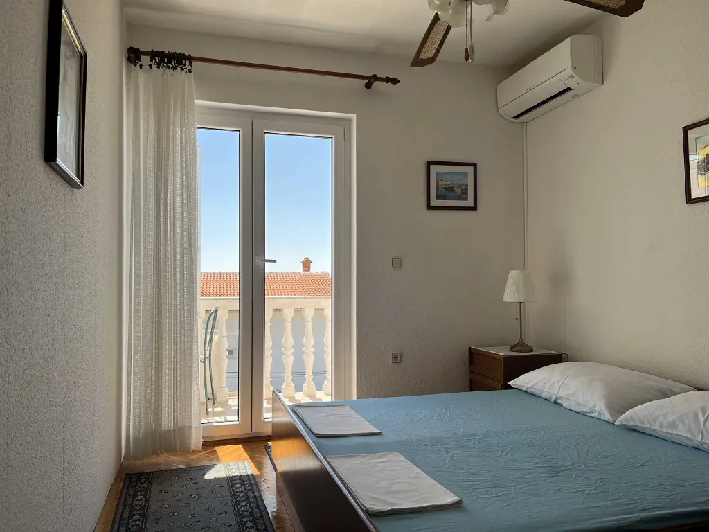 Two-room apartment for four people on the island of Rab, Barbat