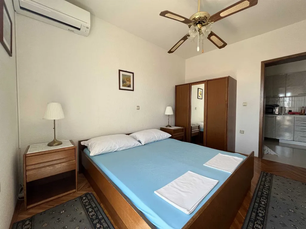 Two-room apartment for four people on the island of Rab, Barbat