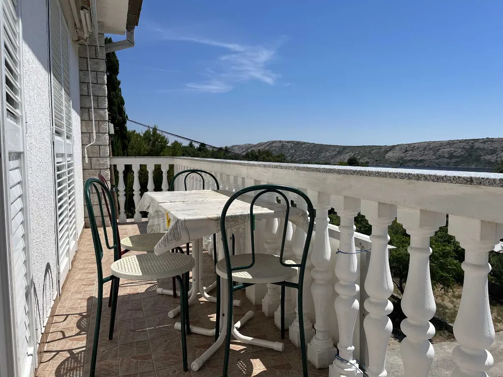 Two-room apartment for four people on the island of Rab, Barbat