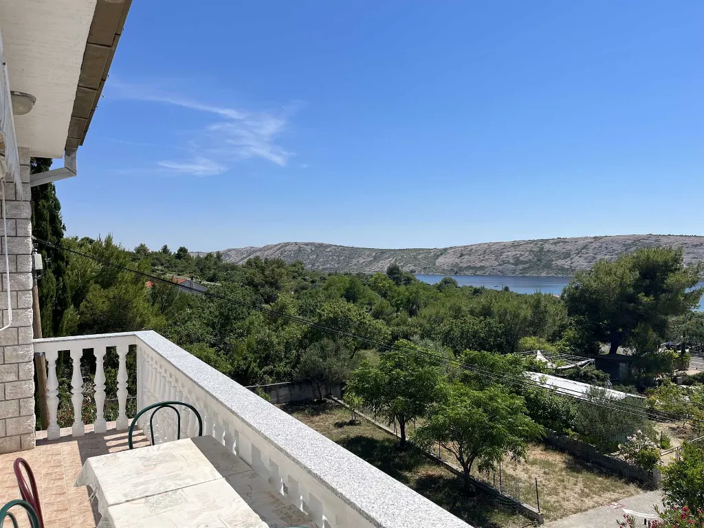 Two-room apartment for four people on the island of Rab, Barbat