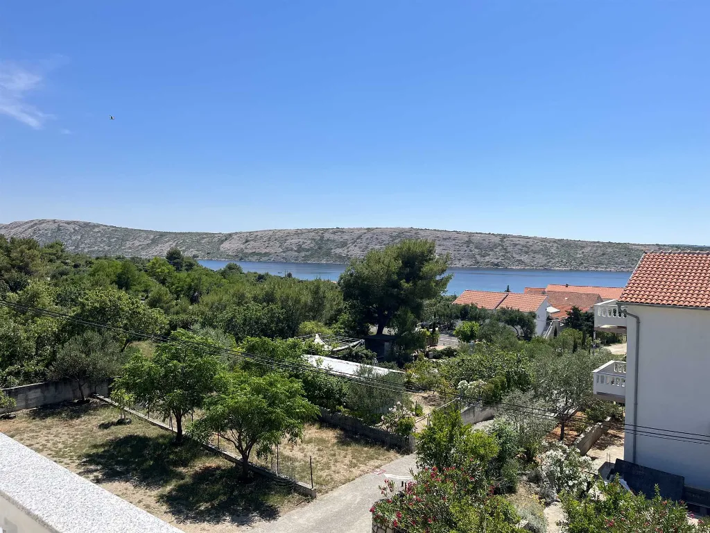 Two-room apartment for four people on the island of Rab, Barbat