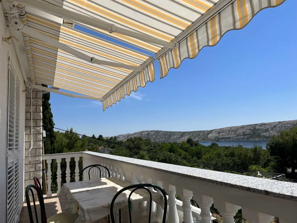 Two-room apartment for four people on the island of Rab, Barbat