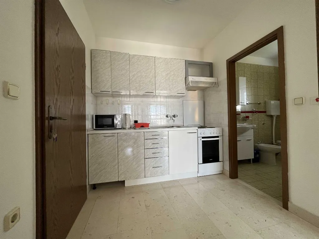 Two-room apartment for four people on the island of Rab, Barbat