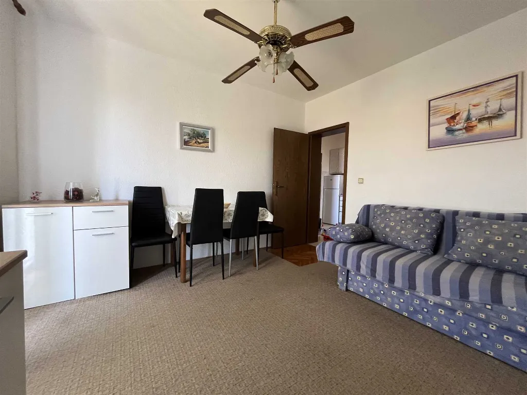 Two-room apartment for four people on the island of Rab, Barbat