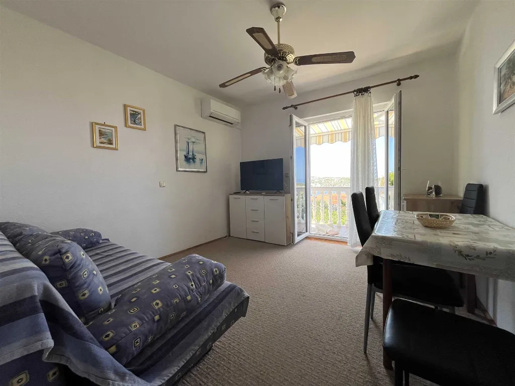 Two-room apartment for four people on the island of Rab, Barbat