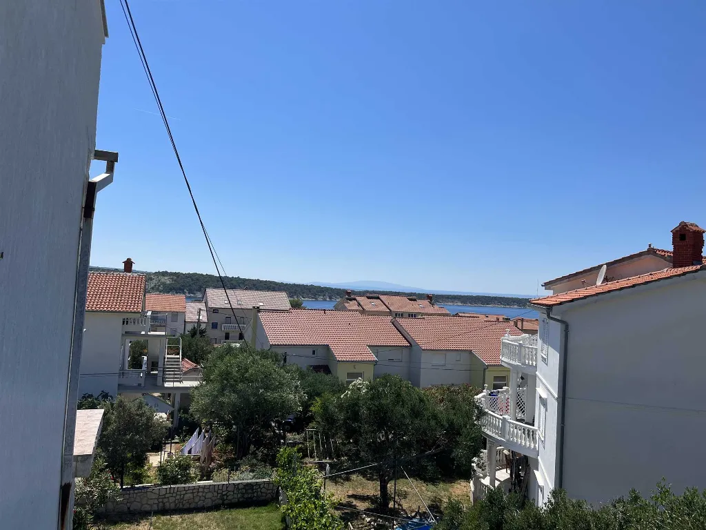 Apartment for four people with a terrace on the island of Rab