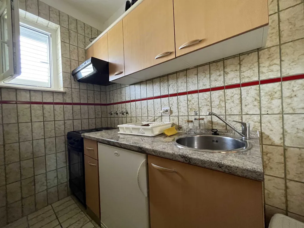Apartment for four people with a terrace on the island of Rab