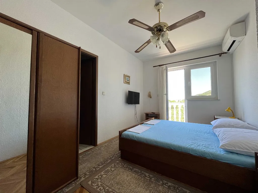 Apartment for four people with a terrace on the island of Rab
