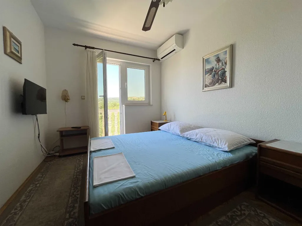 Apartment for four people with a terrace on the island of Rab