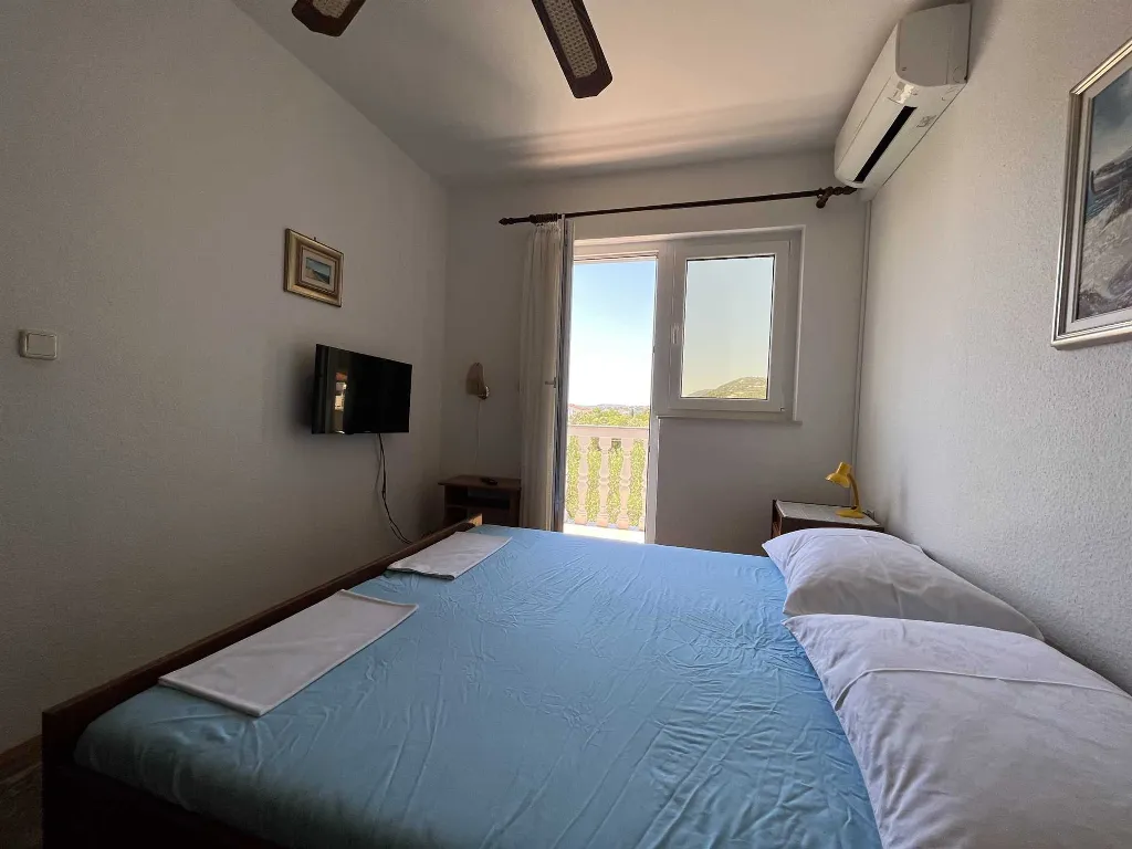 Apartment for four people with a terrace on the island of Rab
