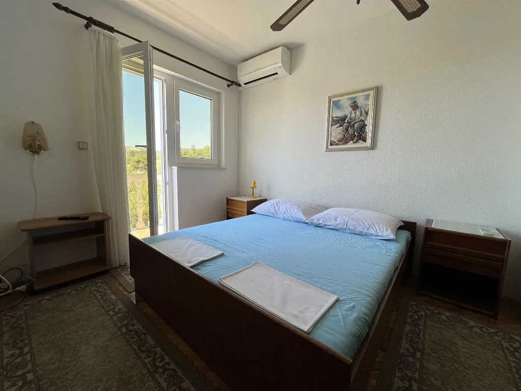 Apartment for four people with a terrace on the island of Rab