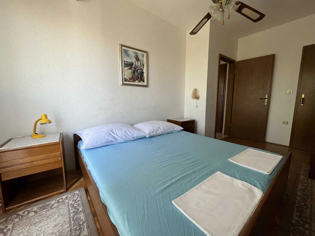 Apartment for four people with a terrace on the island of Rab