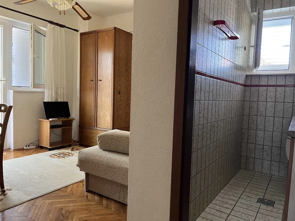 Apartment for four people with a terrace on the island of Rab