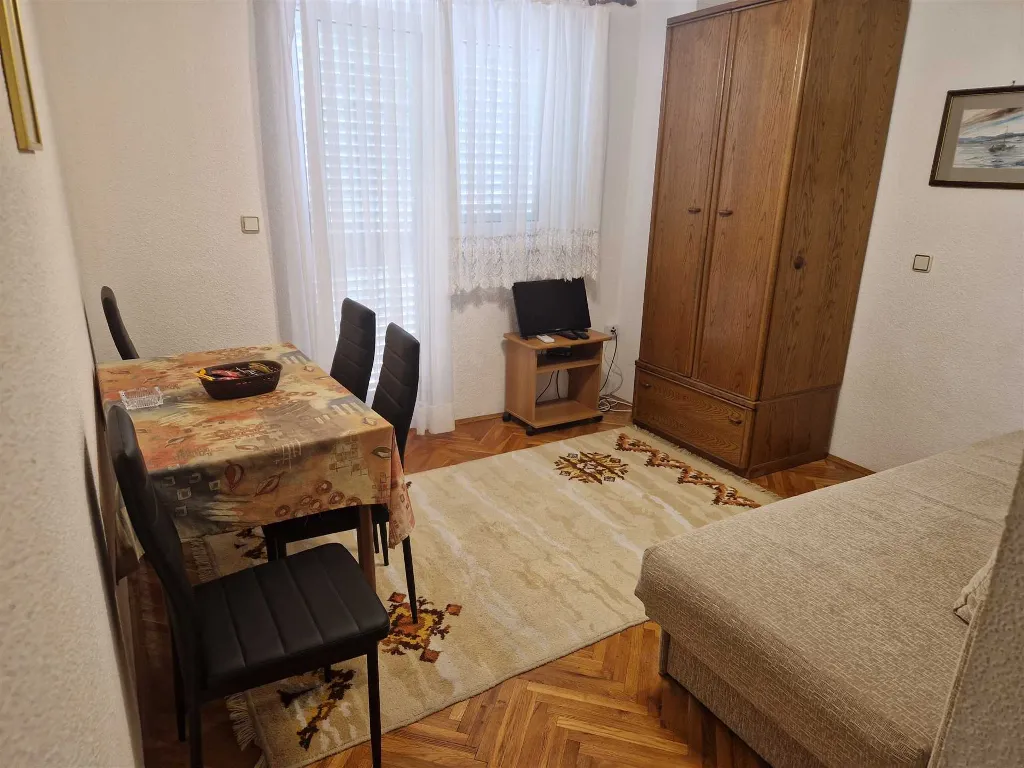 Apartment for four people with a terrace on the island of Rab