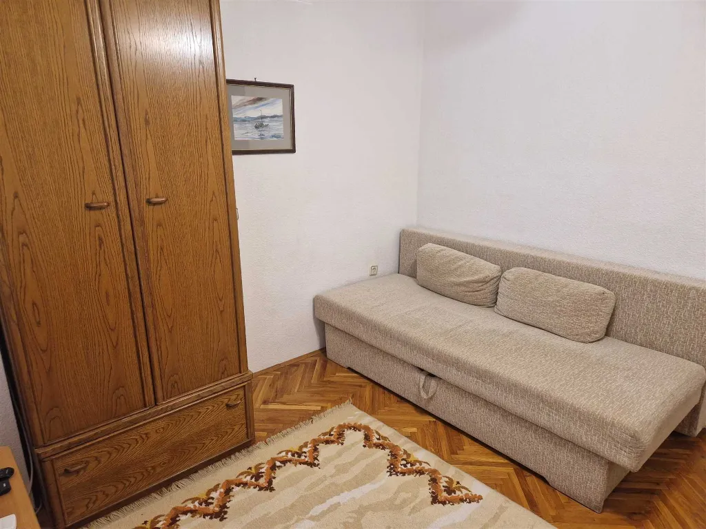 Apartment for four people with a terrace on the island of Rab