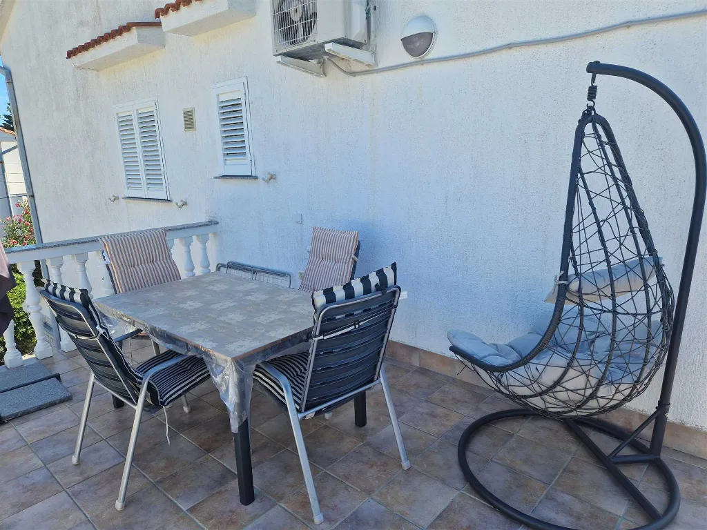Apartment for four people with a terrace on the island of Rab
