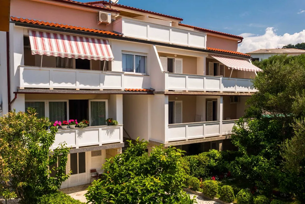 Dvosobni apartman na Rabu s pogledom na more