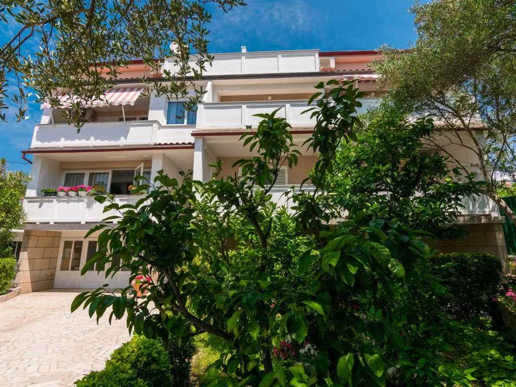 Dvosobni apartman na Rabu s pogledom na more