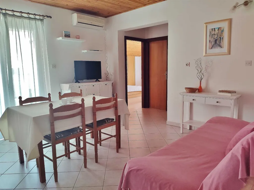 Dvosobni apartman na Rabu s pogledom na more
