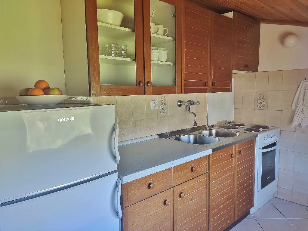 Dvosobni apartman na Rabu s pogledom na more