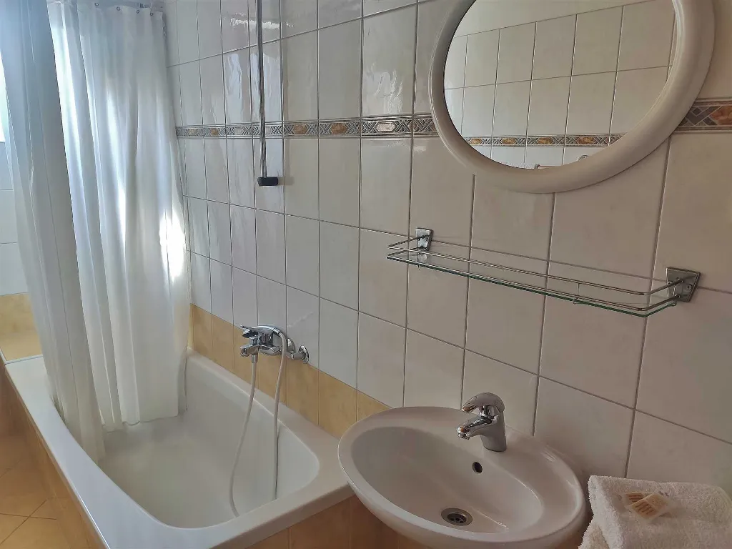 Dvosobni apartman na Rabu s pogledom na more