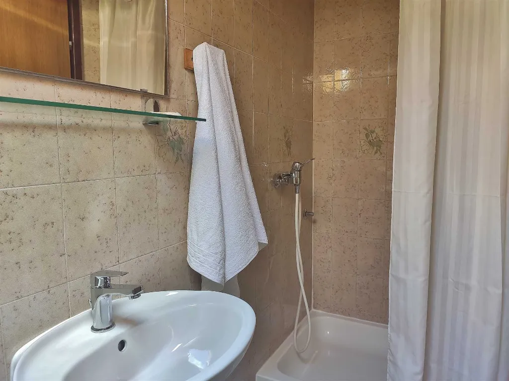 Dvosobni apartman na Rabu s pogledom na more