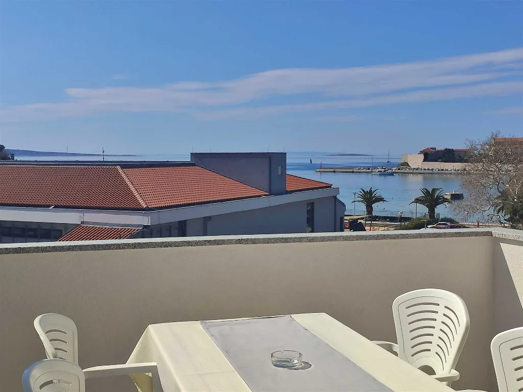 Dvosobni apartman na Rabu s pogledom na more
