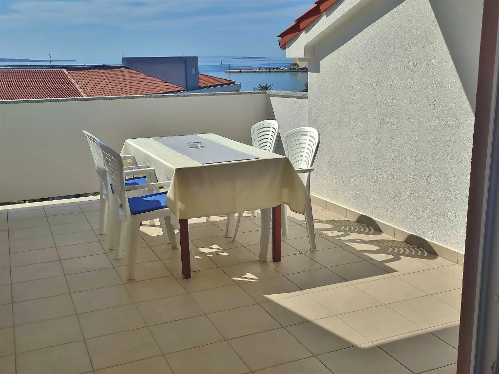 Dvosobni apartman na Rabu s pogledom na more