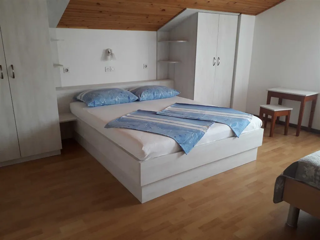 Dvosobni apartman na Rabu s pogledom na more