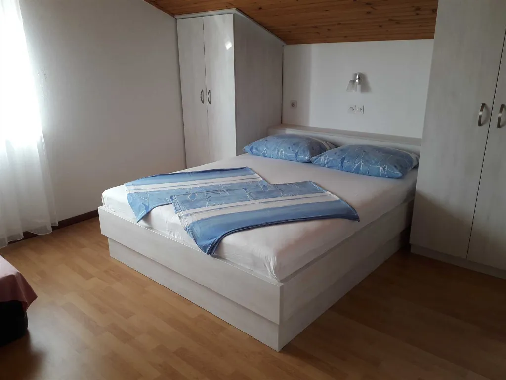 Dvosobni apartman na Rabu s pogledom na more