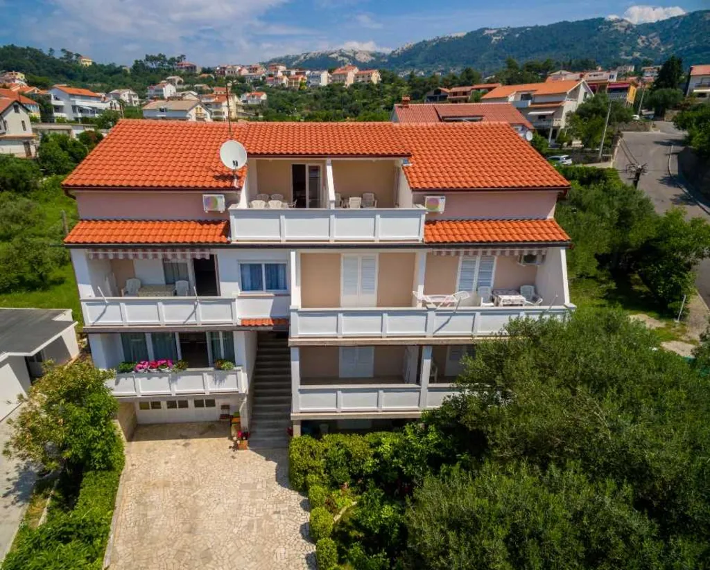 Dvosobni apartman na Rabu blizu plaže i centra