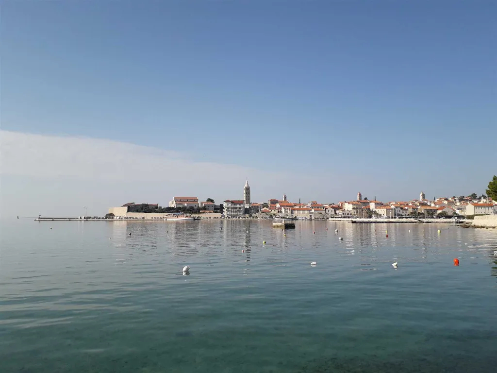 Dvosobni apartman na Rabu blizu plaže i centra