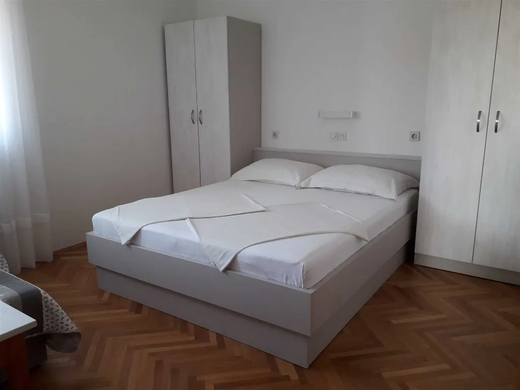 Dvosobni apartman na Rabu blizu plaže i centra