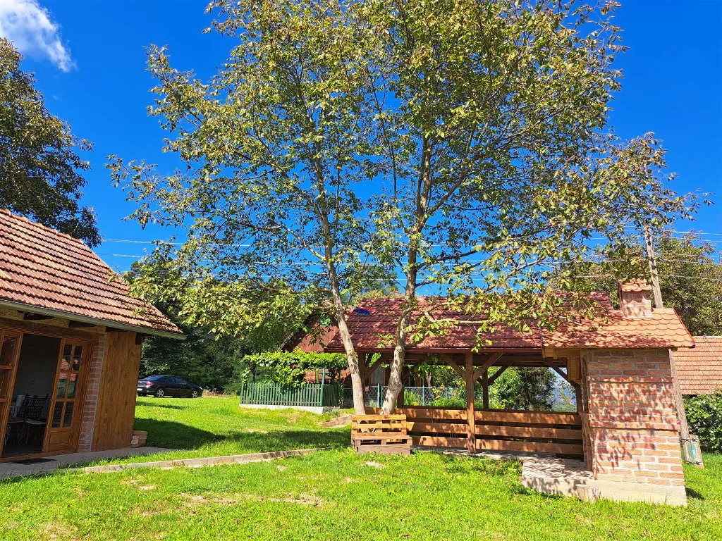 Kokotova hiža kuća za odmor sa četiri drvena objekta, roštilj, jaccuzi