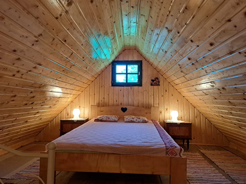 Kokotova hiža kuća za odmor sa četiri drvena objekta, roštilj, jaccuzi