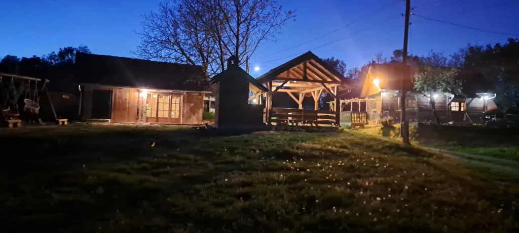 Kokotova hiža kuća za odmor sa četiri drvena objekta, roštilj, jaccuzi