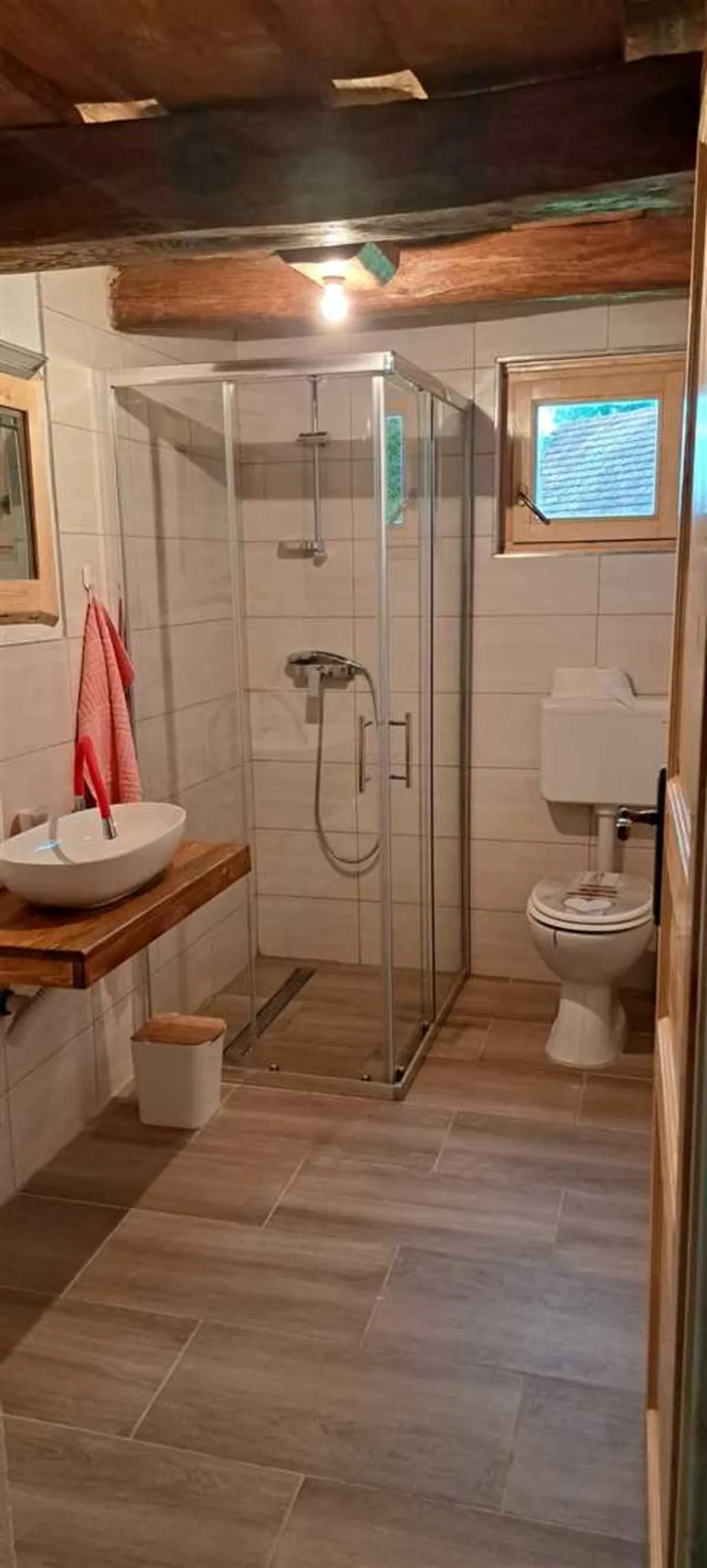 Kokotova hiža kuća za odmor sa četiri drvena objekta, roštilj, jaccuzi