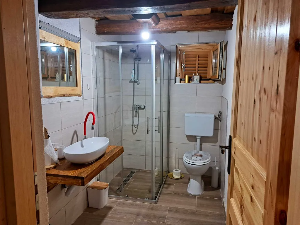Kokotova hiža kuća za odmor sa četiri drvena objekta, roštilj, jaccuzi