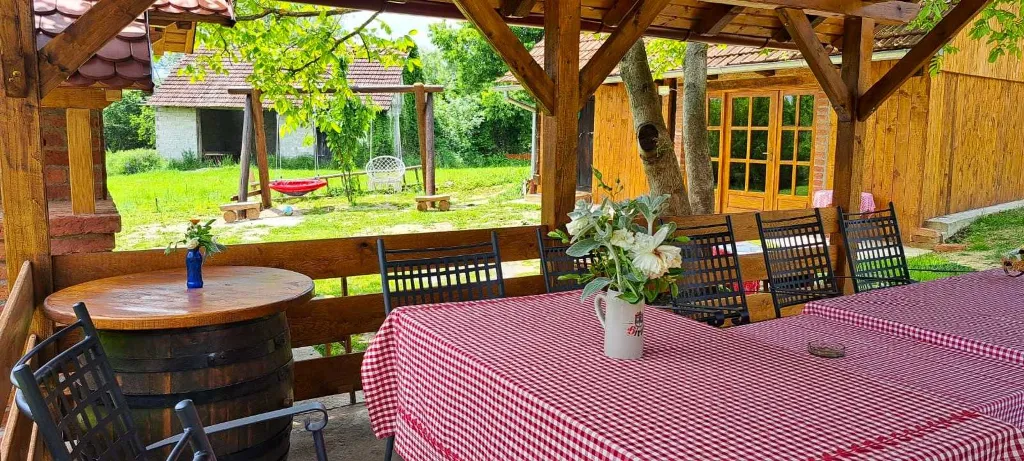 Kokotova hiža kuća za odmor sa četiri drvena objekta, roštilj, jaccuzi